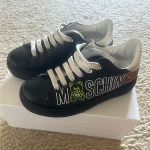 Moschino kids sneakers !